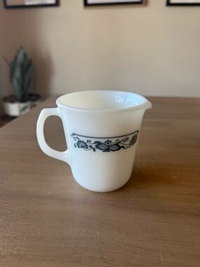 Pyrex Corelle Creamer D Handle Old Town Blue Onion 3 3/4" tall MCM Vintage